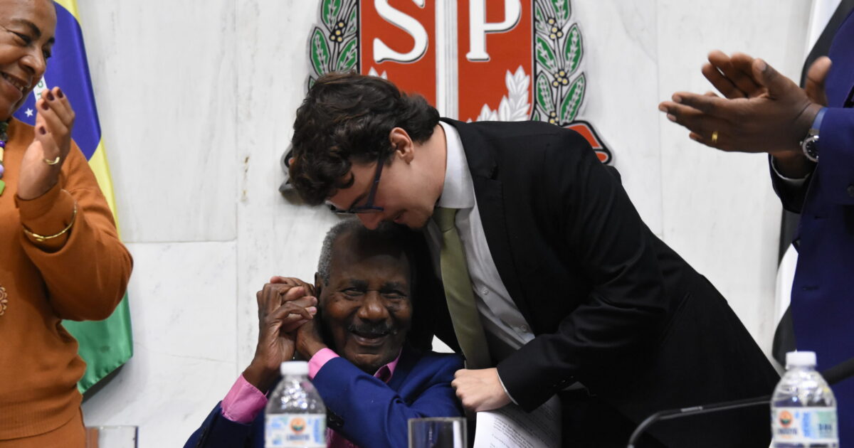 Poeta Carlos de Assumpção recebe homenagem na Alesp