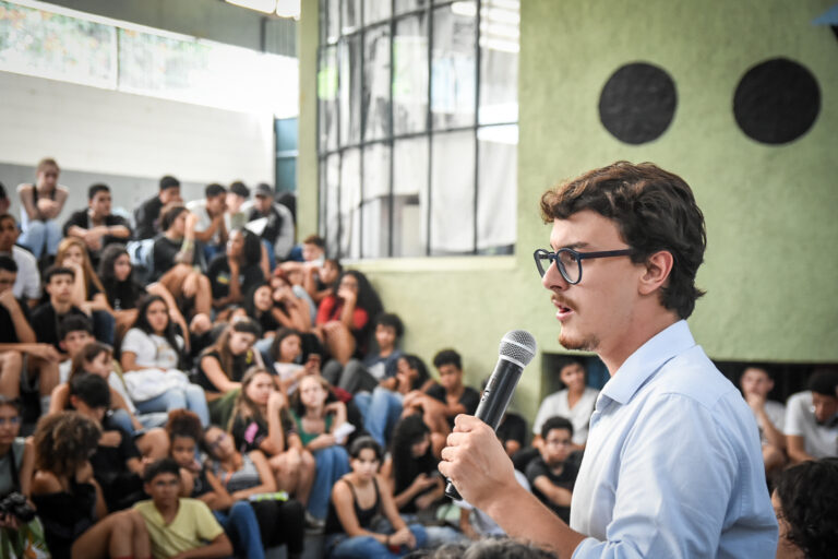 Cortez denuncia ao MP tentativa de Tarcísio de fechar salas de aula