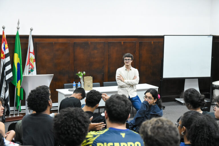 Projetos de Cortez ampliam acesso de estudantes ao transporte e a cultura